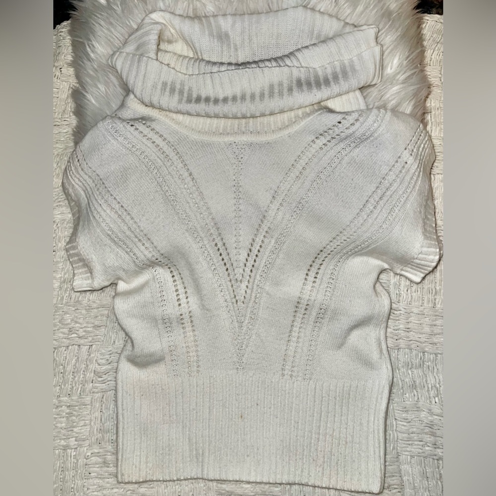 Candies, size medium in color cream. Turtle neck sweater perfect for layering!